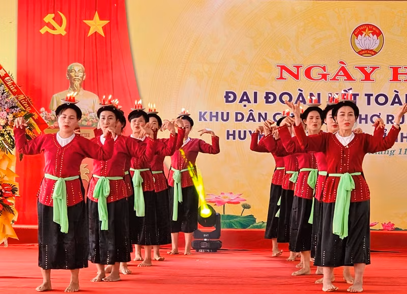 Múa đèn Đông Anh trong ngày khai hội Đại đoàn kết toàn dân tộc ở khu dân cư thôn Chợ Rủn.