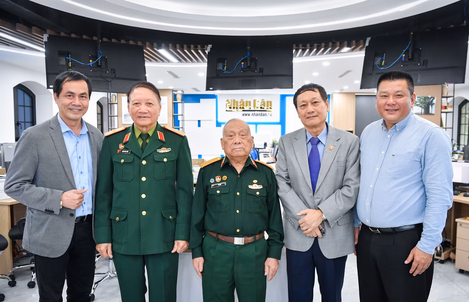 Các nhân chứng lịch sử chụp ảnh lưu niệm với cán bộ, phóng viên Báo Nhân Dân tại buổi giao lưu trực tuyến. Các nhân chứng lịch sử chụp ảnh lưu niệm với cán bộ, phóng viên Báo Nhân Dân tại buổi giao lưu trực tuyến.