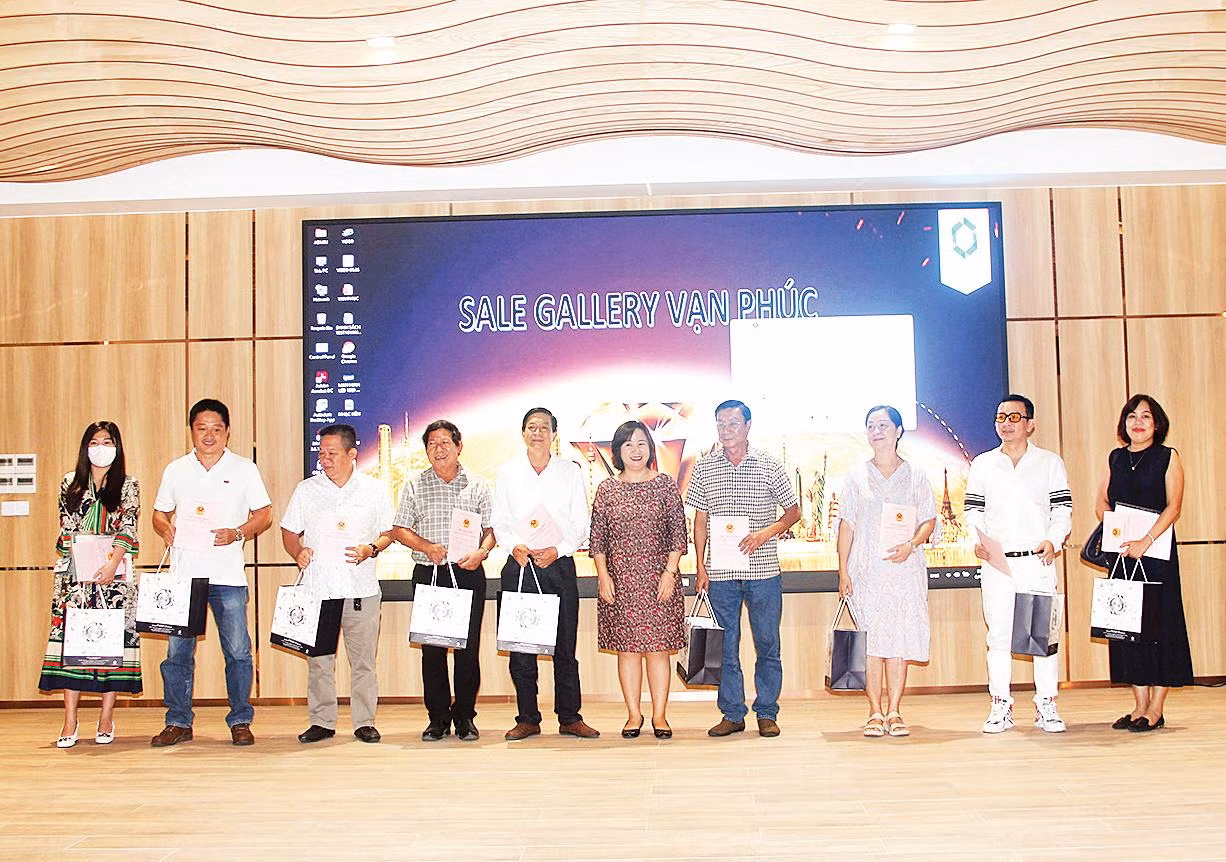 Khách hàng Van Phuc City nhận sổ hồng đợt 1 năm 2022. Ảnh: MT
