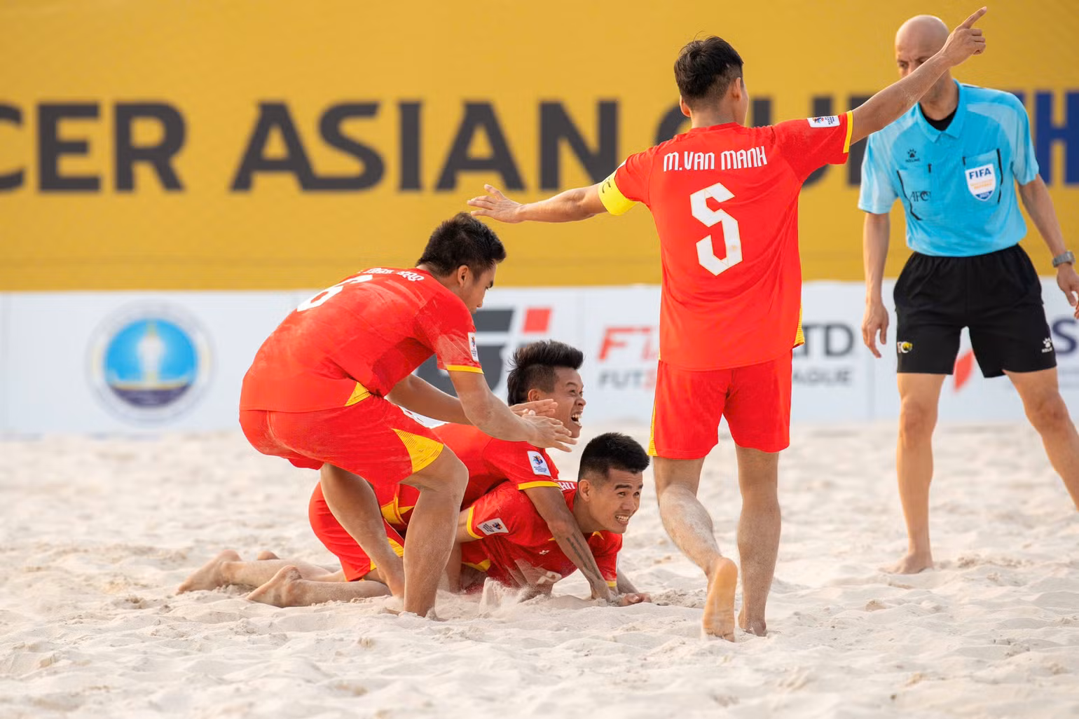 Đội tuyển bóng đá bãi biển Việt Nam vươn lên dẫn trước. (Ảnh: VFF) Đội tuyển bóng đá bãi biển Việt Nam vươn lên dẫn trước. (Ảnh: VFF)