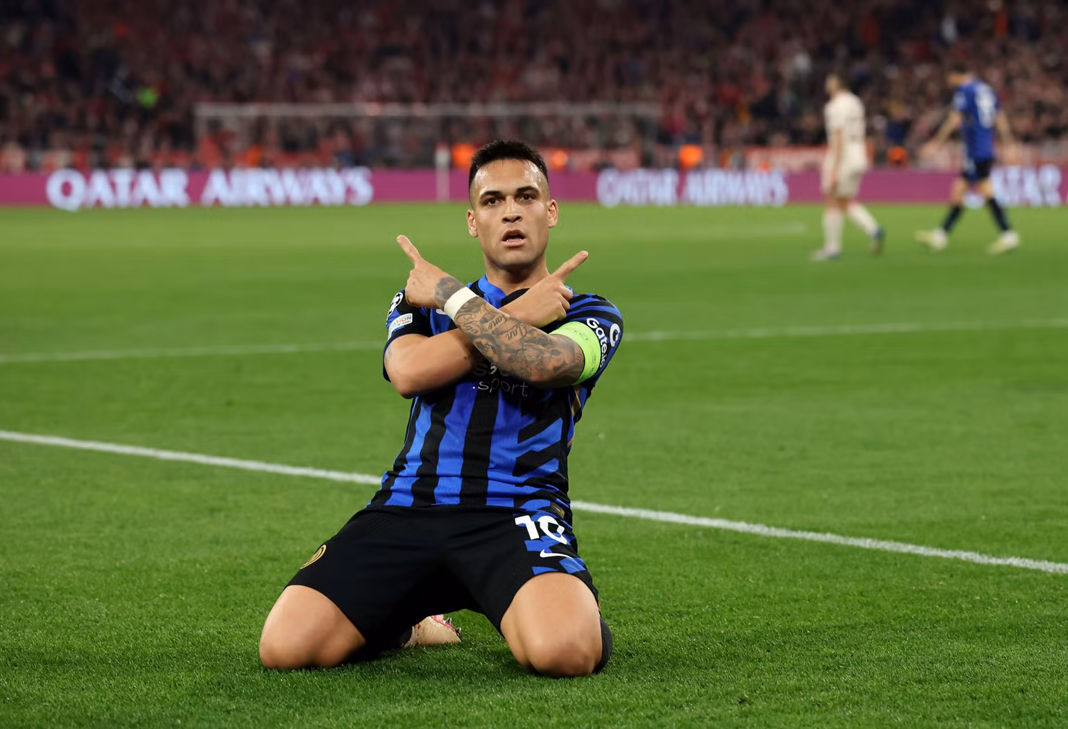 Lautaro Martinez ghi bàn vào lưới Bayern Munich. (Ảnh: IMFC)