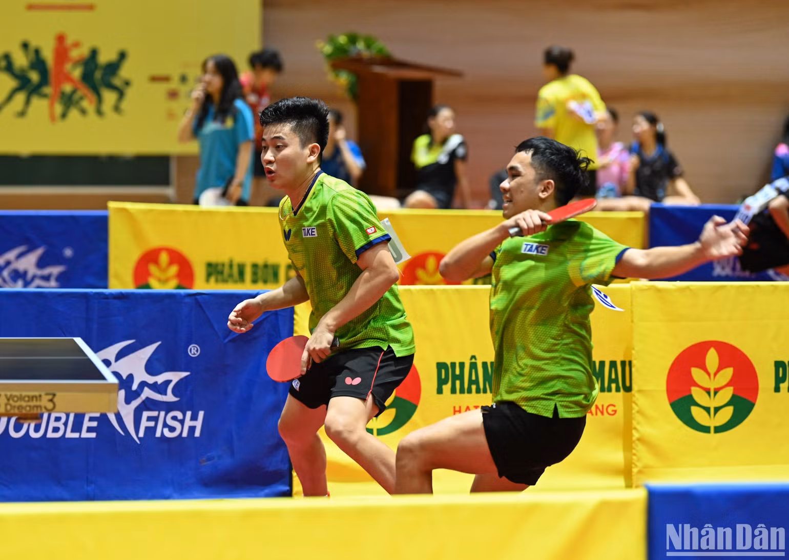 Hai tay vợt Hà Nội bảo vệ thành công chức vô địch đôi nam sau 4 ván đấu với tỷ số 3-1. (Ảnh: DUY LINH)