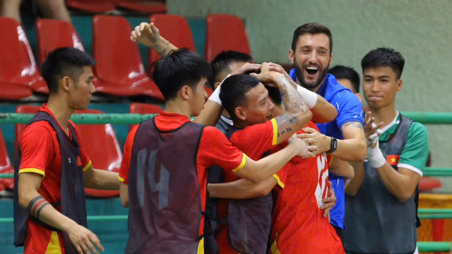 Các học trò của huấn luyện viên Diego Giustozzi ăn mừng bàn thắng mở tỷ số. (Ảnh: VFF) Các học trò của huấn luyện viên Diego Giustozzi ăn mừng bàn thắng mở tỷ số. (Ảnh: VFF)