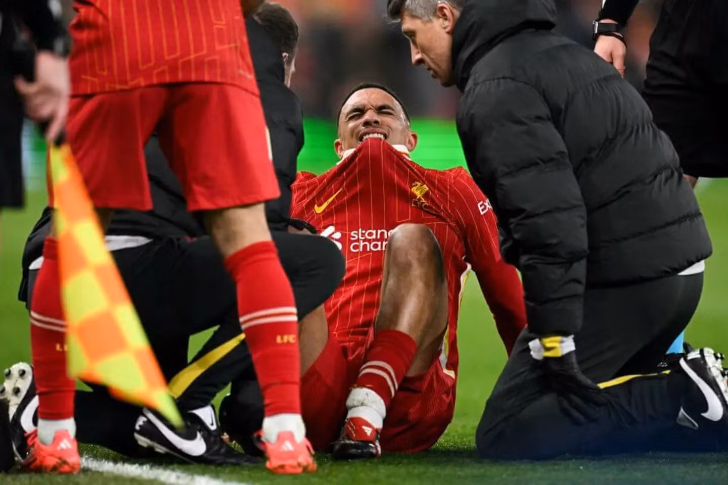 Trent Alexander-Arnold dính chấn thương đầu gối trong trận đấu với PSG. (Ảnh: Getty)