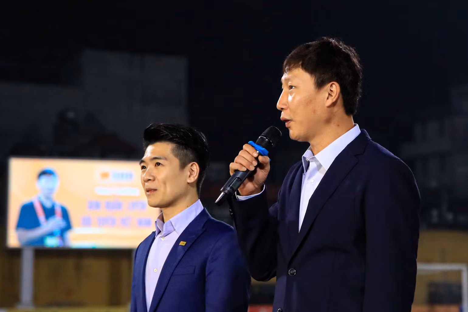 Huấn luyện viên Kim Sang-sik phát biểu tại buổi lễ trao thưởng. Huấn luyện viên Kim Sang-sik phát biểu tại buổi lễ trao thưởng.