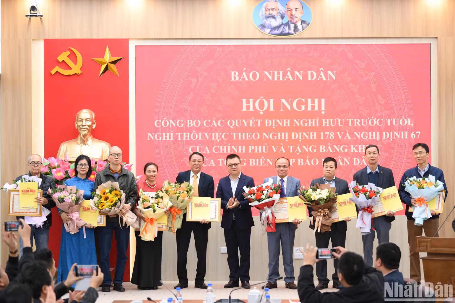 Đồng chí Lê Quốc Minh trao quyết định, bằng khen cho các đồng chí nghỉ hưu trước hạn, thôi việc theo nguyện vọng. (Ảnh: THẾ ĐẠI)