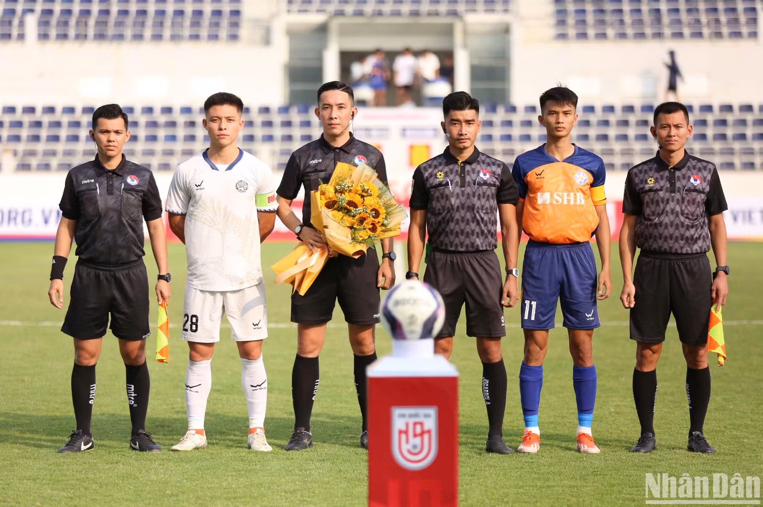 Ban trọng tài cùng đội trưởng hai đội Bà Rịa-Vũng Tàu và SHB Đà Nẵng tại trận đấu khai màn. (Ảnh: TUẤN HỮU)