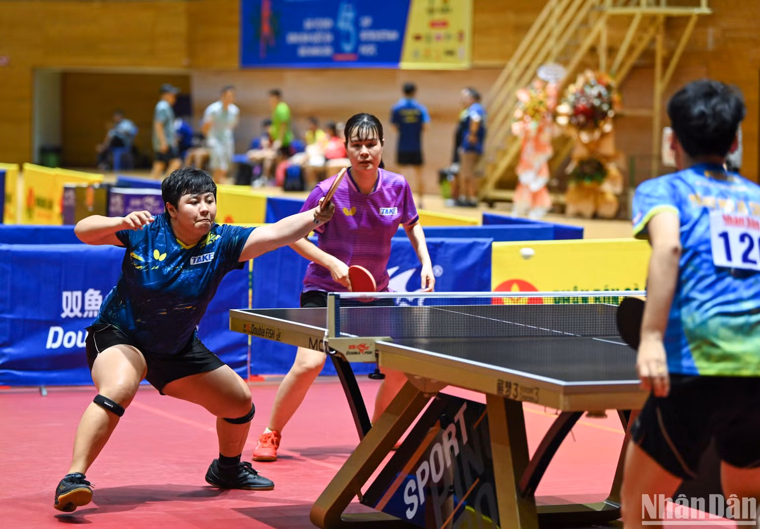 Mỹ Trang - Nguyễn Thị Nga giành thắng lợi trong ván đấu thứ 2 và thứ 3 với tỷ số 11-6, 11-3. (Ảnh: DUY LINH)