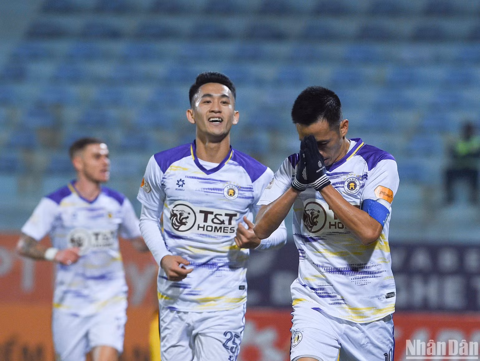 Văn Quyết thi đấu hiệu quả mang về hai bàn thắng dẫn trước. (Ảnh: TRẦN HẢI) Văn Quyết thi đấu hiệu quả mang về hai bàn thắng dẫn trước. (Ảnh: TRẦN HẢI)