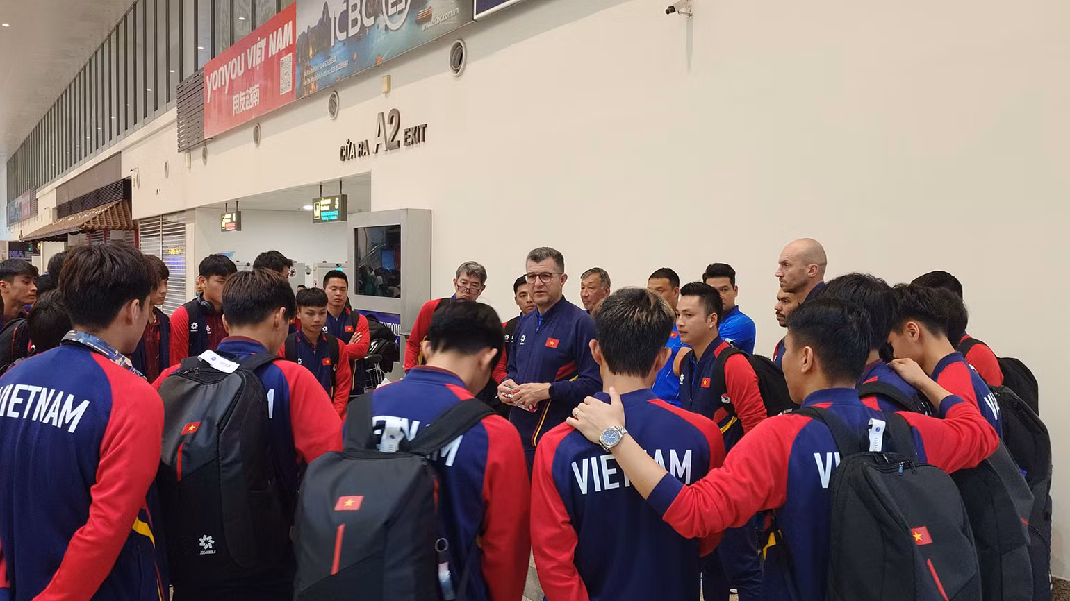 Người thầy Cristiano Roland dặn dò các học trò trước khi trở về tập luyện và thi đấu tại câu lạc bộ. (Ảnh: VFF)