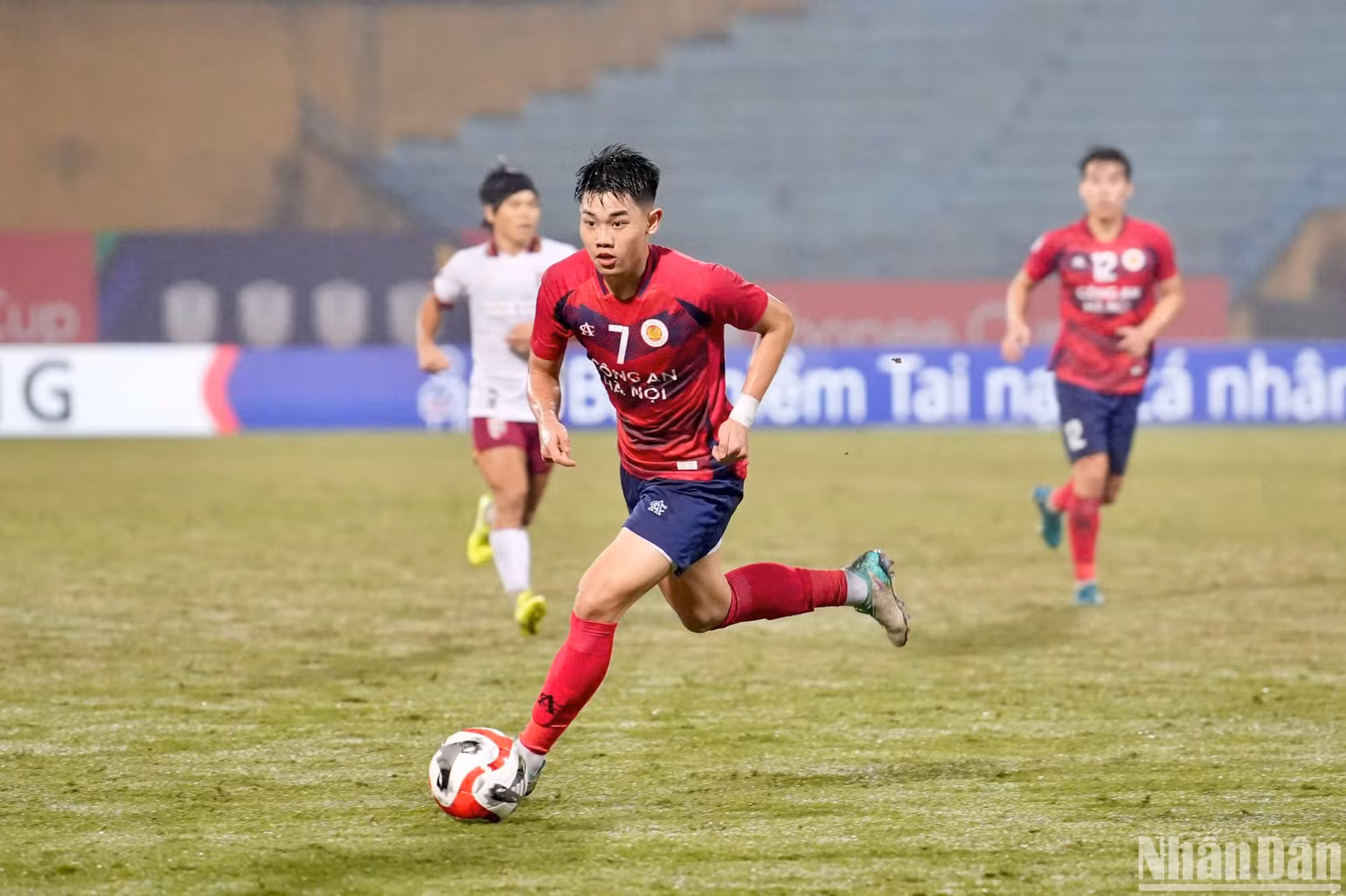Cầu thủ sinh năm 2004 - Đình Bắc nâng tỷ số lên 2-1. (Ảnh: SƠN TÙNG)