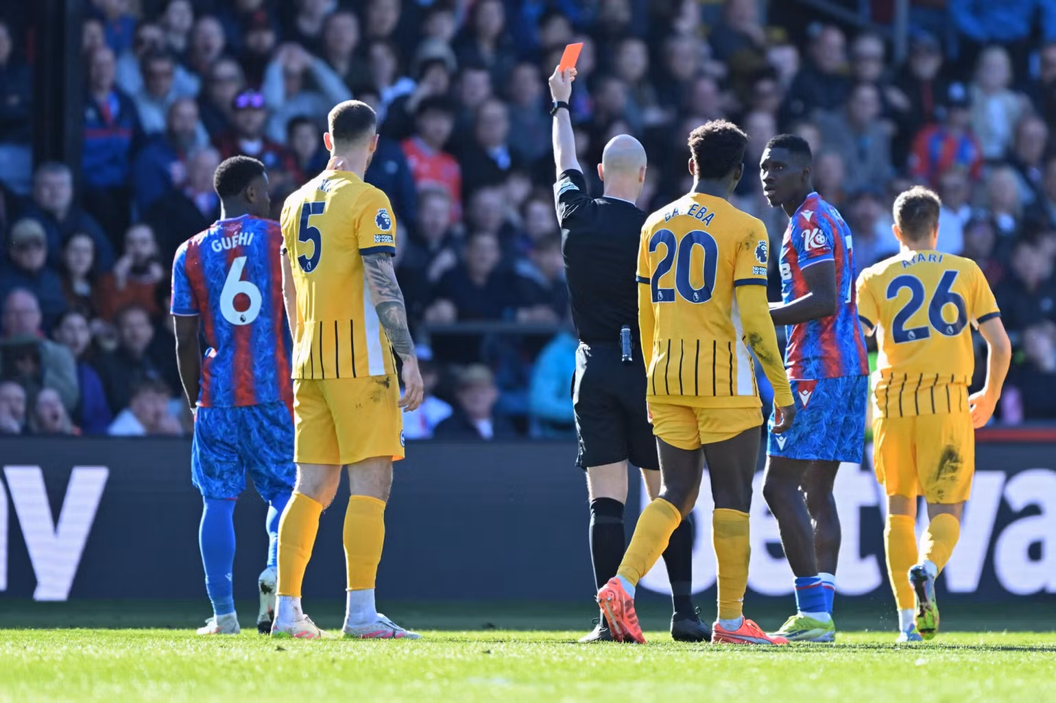 Thẻ đỏ khiến đội trưởng Marc Guéhi không thể thi đấu trong cuộc chạm trán Man City. (Ảnh: CPFC)