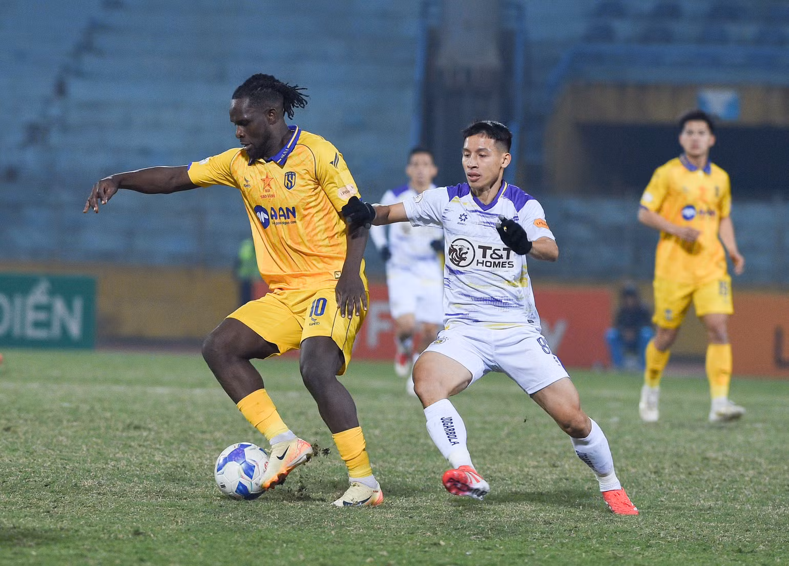 Cùng với lợi thế sân nhà, Hà Nội giành chiến thắng đậm 3-0. Cùng với lợi thế sân nhà, Hà Nội giành chiến thắng đậm 3-0.