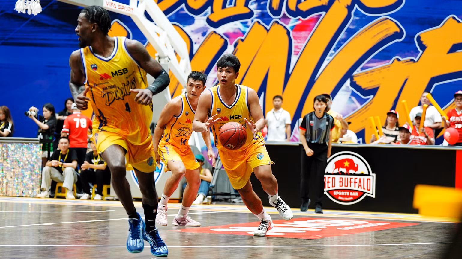 Nguyễn Phúc Vinh dẫn bóng phản công cho Nha Trang Dolphins. (Ảnh: VBA)