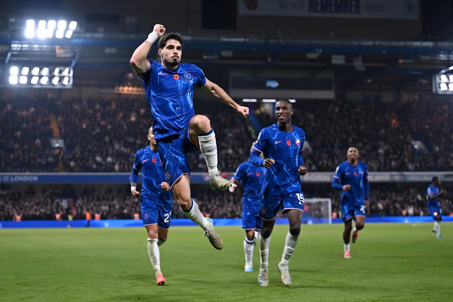 Neto mang lại nguồn năng lượng vô tận cho hàng công Chelsea. (Ảnh: Getty)