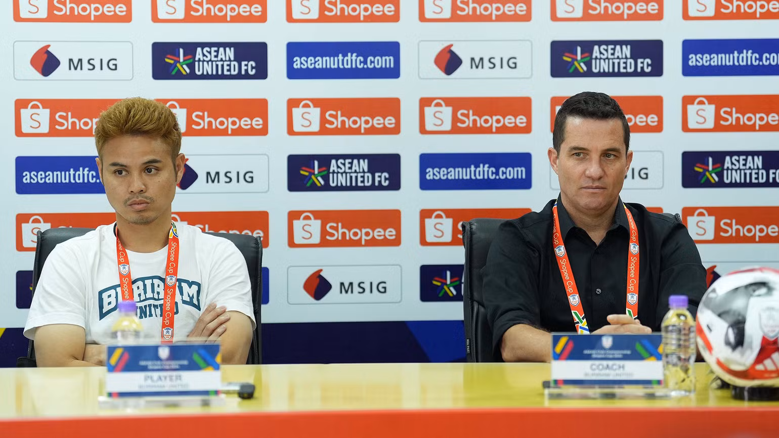 Huấn luyện viên Osmar Loss Vieira (phải) và tiền đạo kỳ cựu Theerathon Bunmathan của Buriram United tại buổi họp báo. (Ảnh: BTC) Huấn luyện viên Osmar Loss Vieira (phải) và tiền đạo kỳ cựu Theerathon Bunmathan của Buriram United tại buổi họp báo. (Ảnh: BTC)