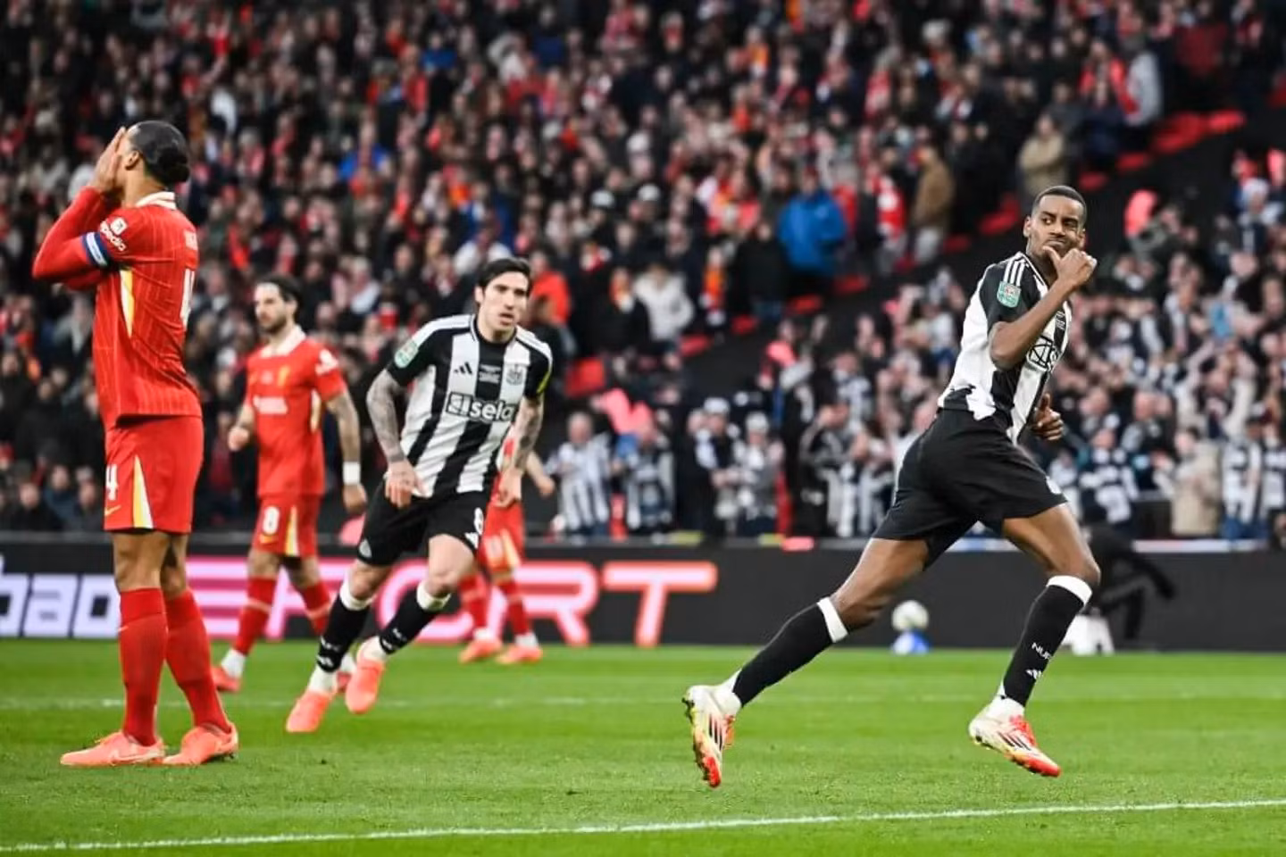 Isak ghi bàn trong nỗi thất vọng của Van Dijk. (Ảnh: Getty)