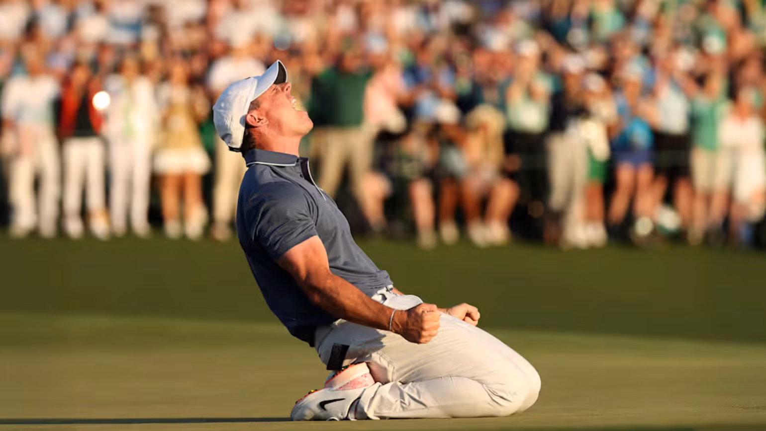 Rory McIlroy ăn mừng đầy cảm xúc sau khi hoàn thành hố cuối cùng. (Ảnh: PGA Tour)