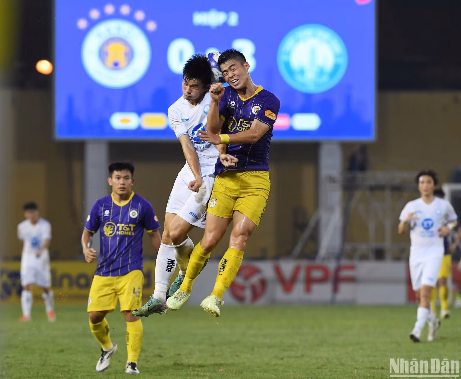 Thép Xanh Nam Định tạo lợi thế dẫn bàn 3-0 ngay trong hiệp 1. (Ảnh: TRẦN HẢI)
