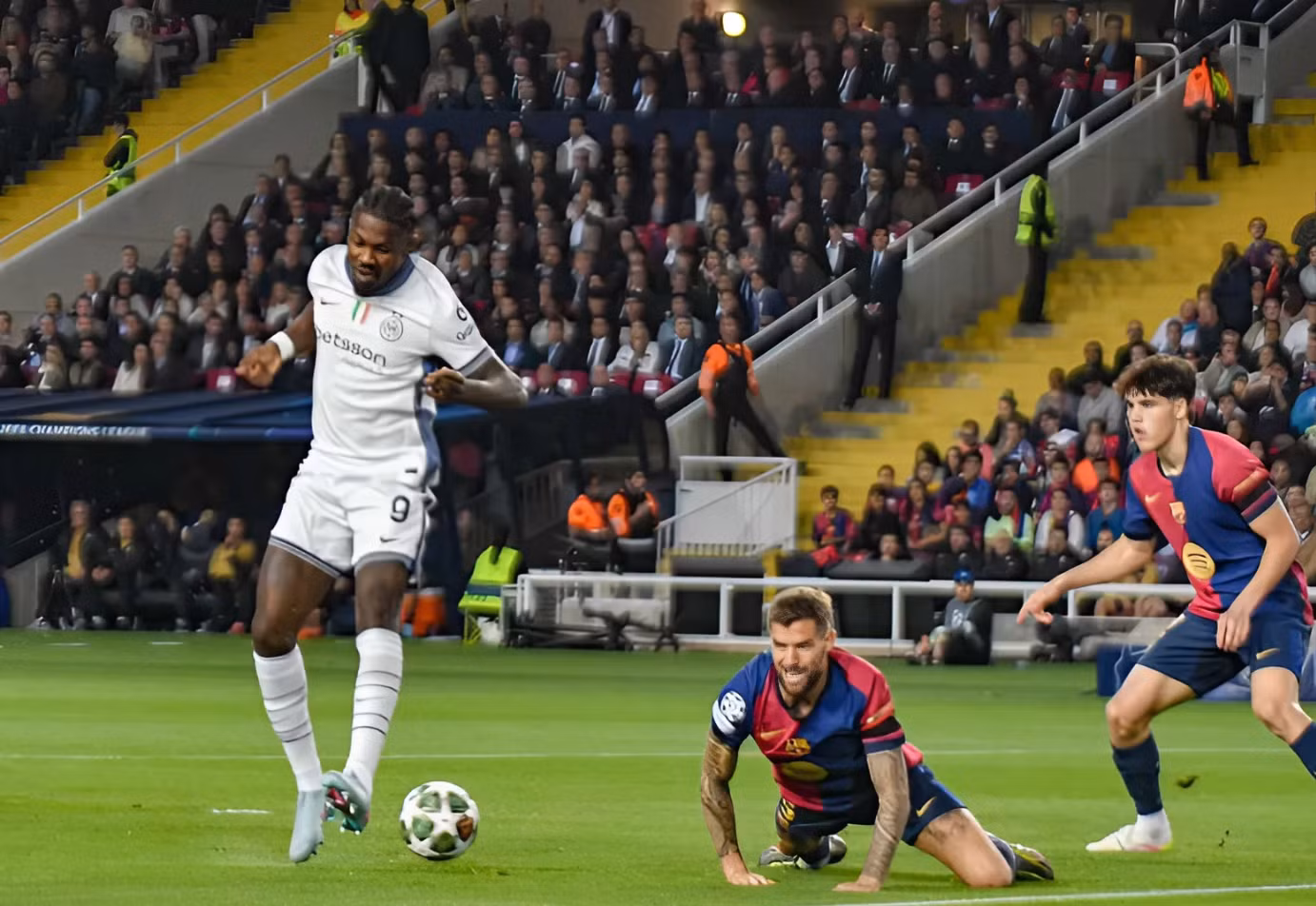Pha đánh gót tinh tế của Marcus Thuram vào lưới Barca. (Ảnh: IMFC)
