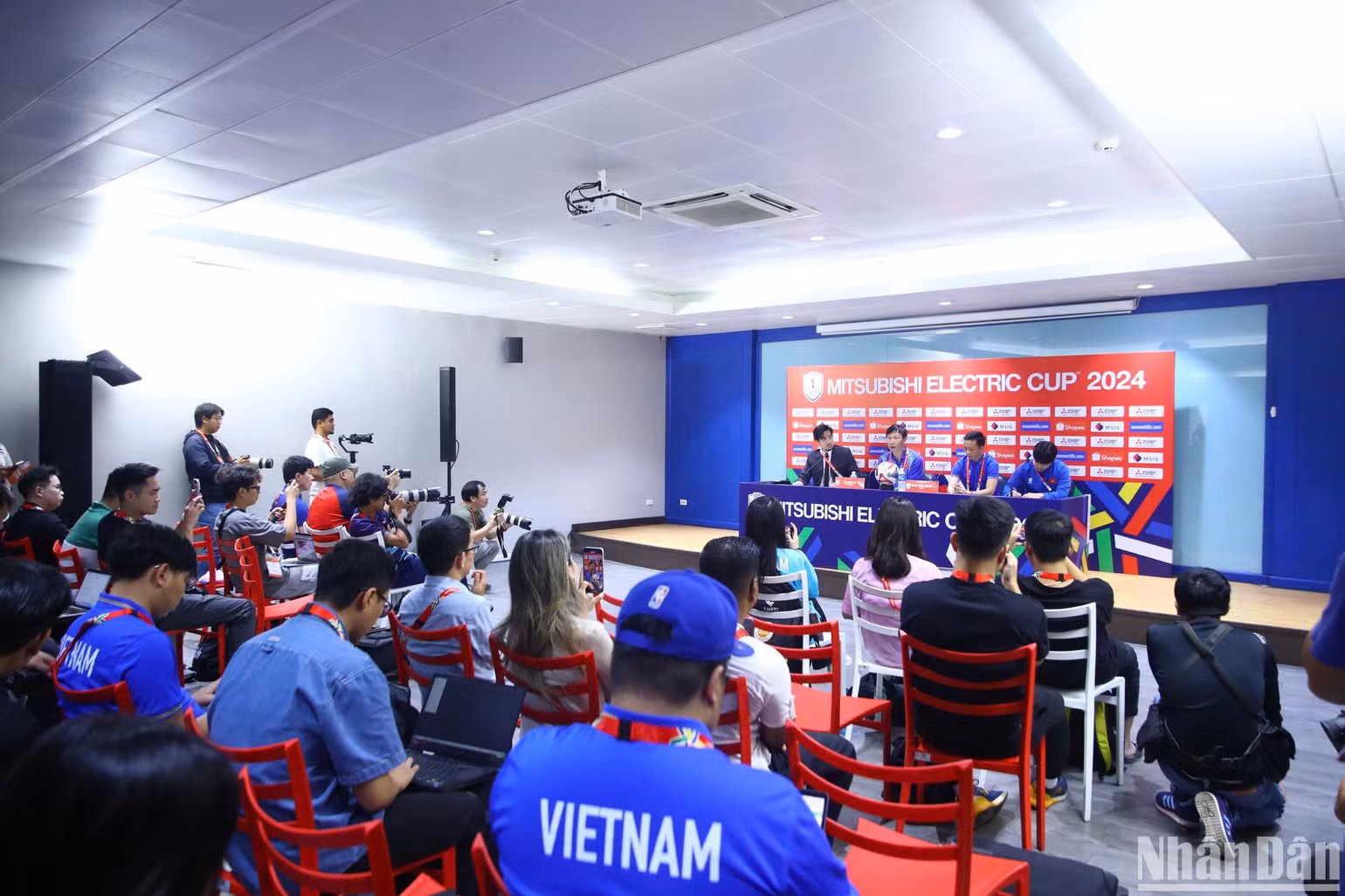 Toàn cảnh buổi họp báo trước trận chung kết lượt về tại Thái Lan. (Ảnh: HÀ TÙNG) Toàn cảnh buổi họp báo trước trận chung kết lượt về tại Thái Lan. (Ảnh: HÀ TÙNG)