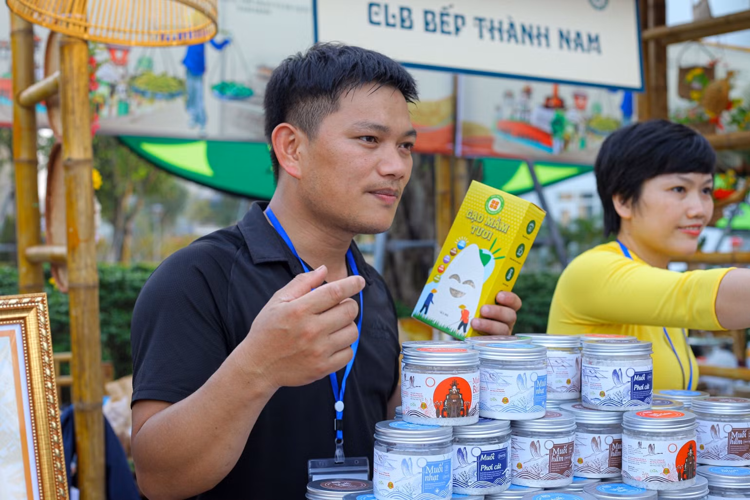 Anh Trường giới thiệu sản phẩm gạo mầm tươi tại hội chợ nông nghiệp.