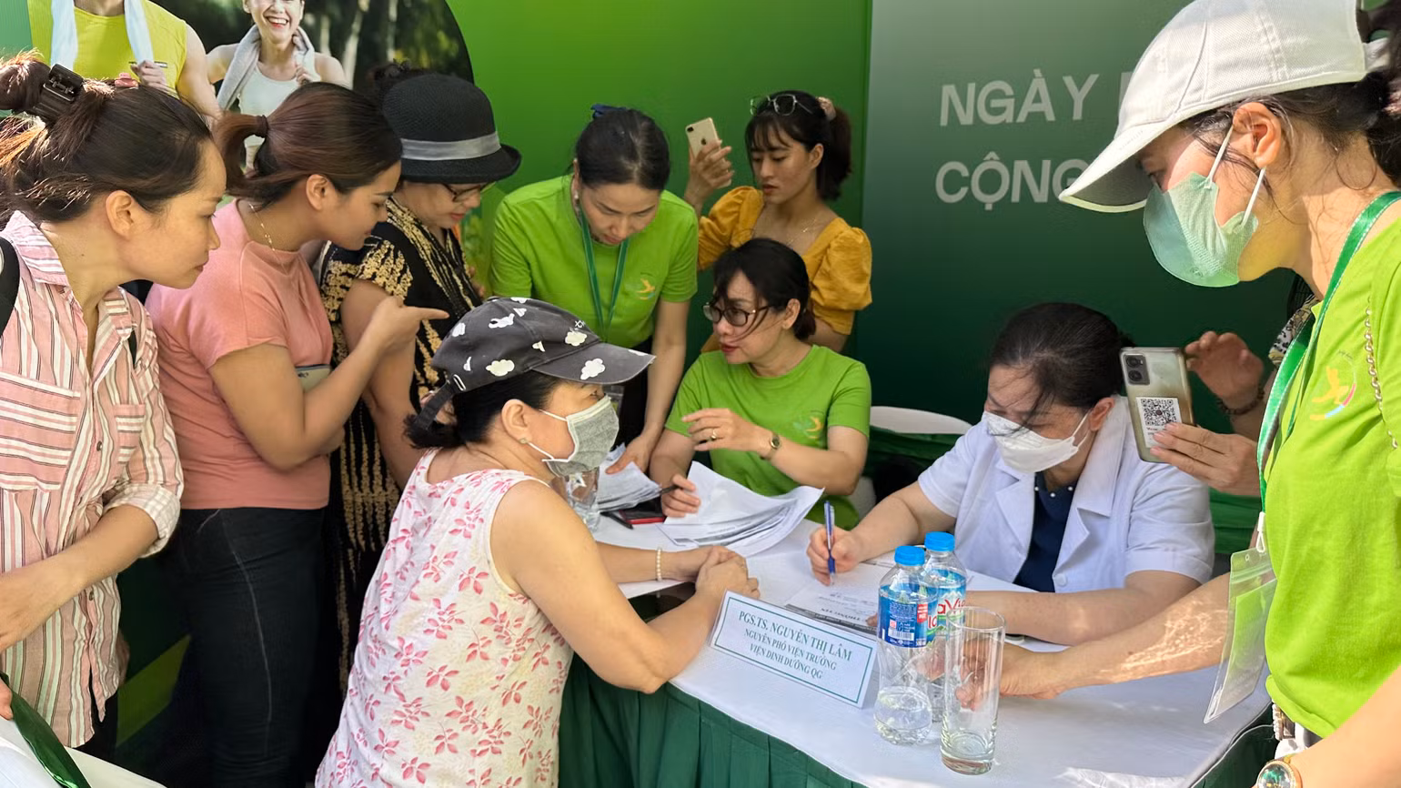 Chuyên gia dinh dưỡng tham gia tư vấn về dinh dưỡng và sức khỏe cho người dân.