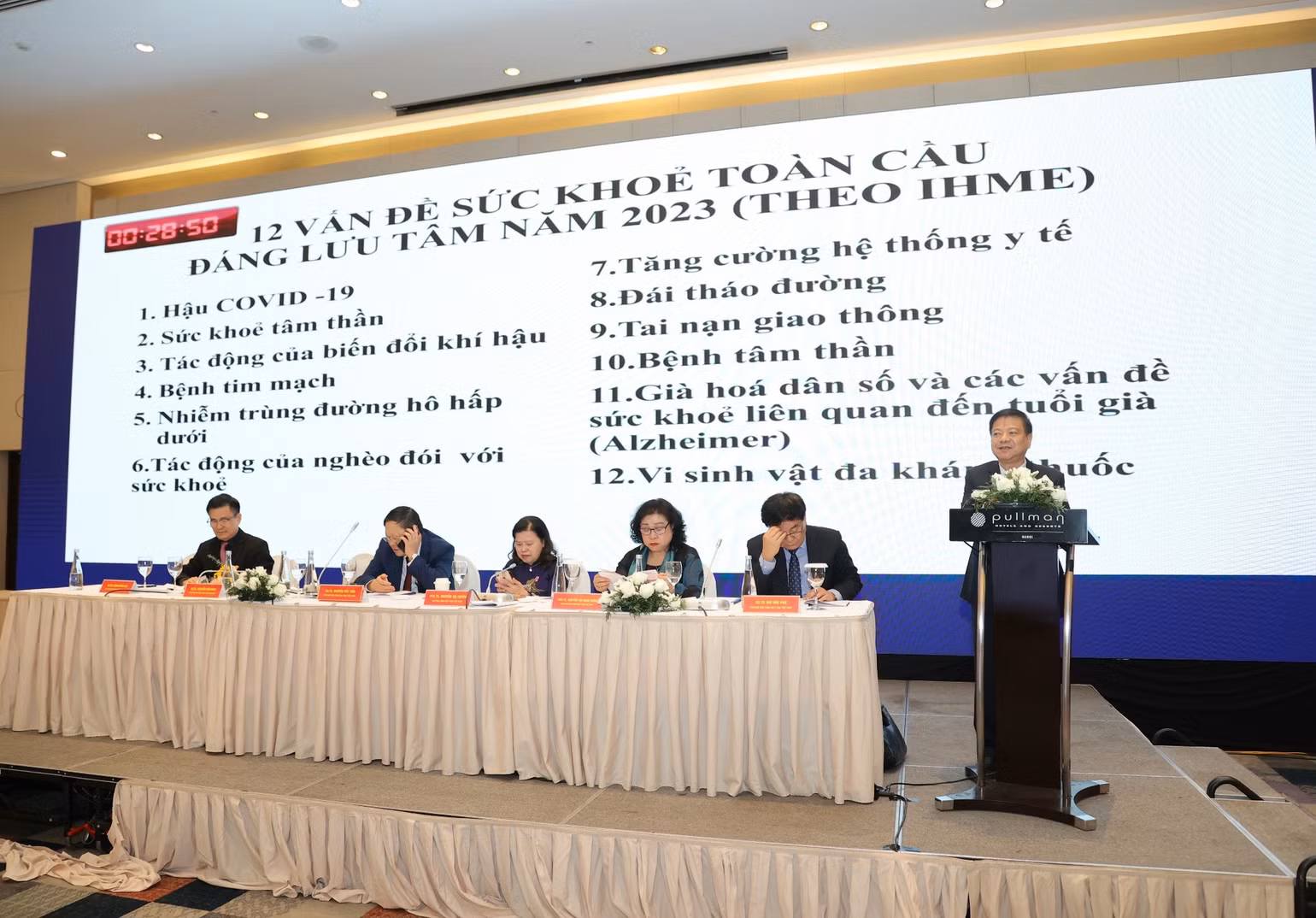 Các báo cáo viên trình bày báo cáo tại Hội nghị.