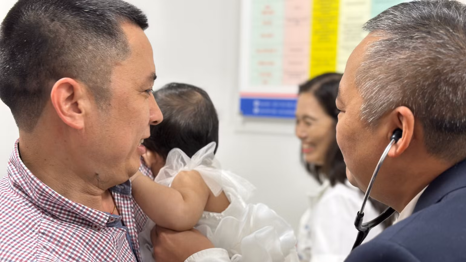 Những bệnh nhi đầu tiên được khám bệnh tại Khoa Nhi. Những bệnh nhi đầu tiên được khám bệnh tại Khoa Nhi.