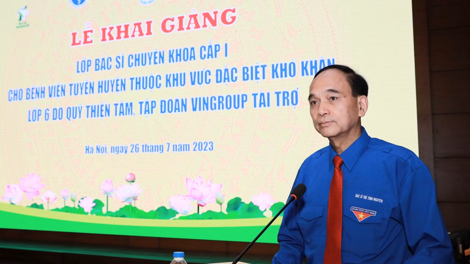 Tiến sĩ Phạm Văn Tác, Phó Chủ tịch Hội đồng Y khoa quốc gia phát biểu tại lễ khai giảng. Tiến sĩ Phạm Văn Tác, Phó Chủ tịch Hội đồng Y khoa quốc gia phát biểu tại lễ khai giảng.
