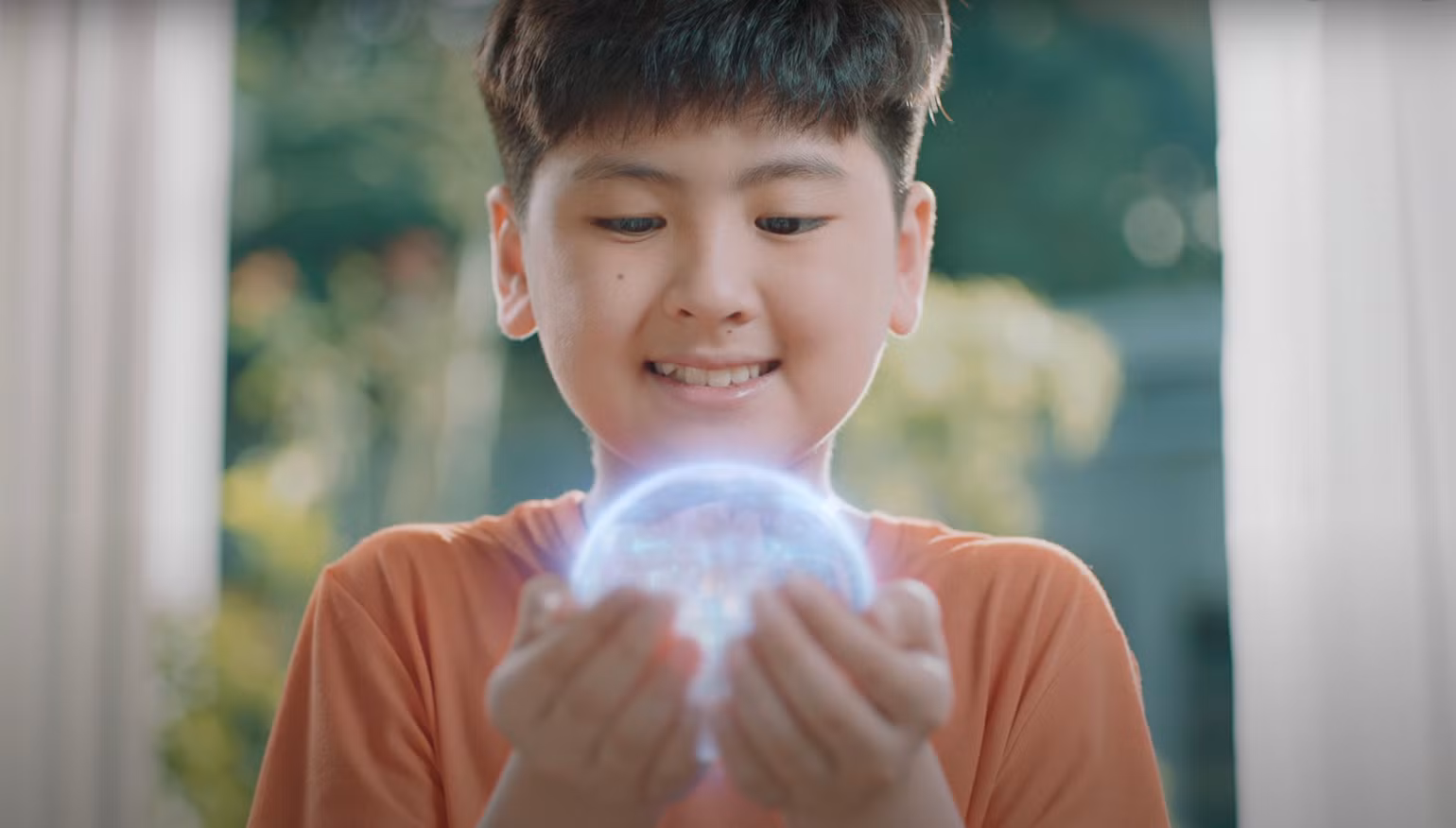 Hình tượng quả cầu pha lê trong suốt với hàm ý ẩn dụ - công nghệ của FPT là công nghệ thấu hiểu những mong ước của người dùng.