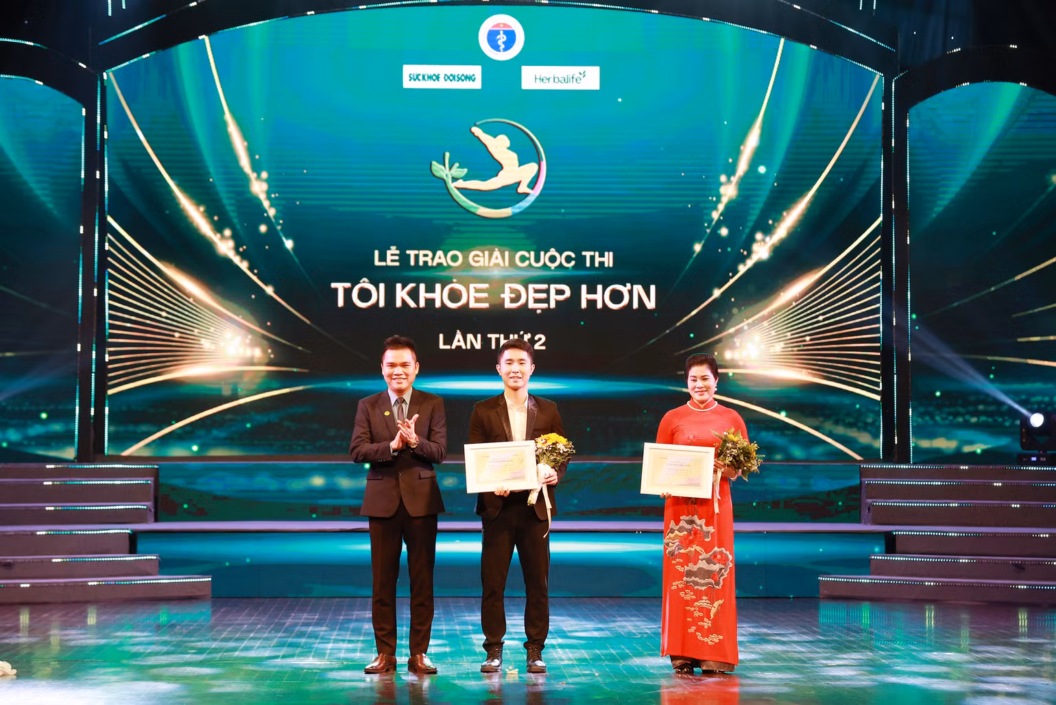 Đại diện Ban tổ chức trao giải "Nhân vật truyền cảm hứng". Đại diện Ban tổ chức trao giải "Nhân vật truyền cảm hứng".