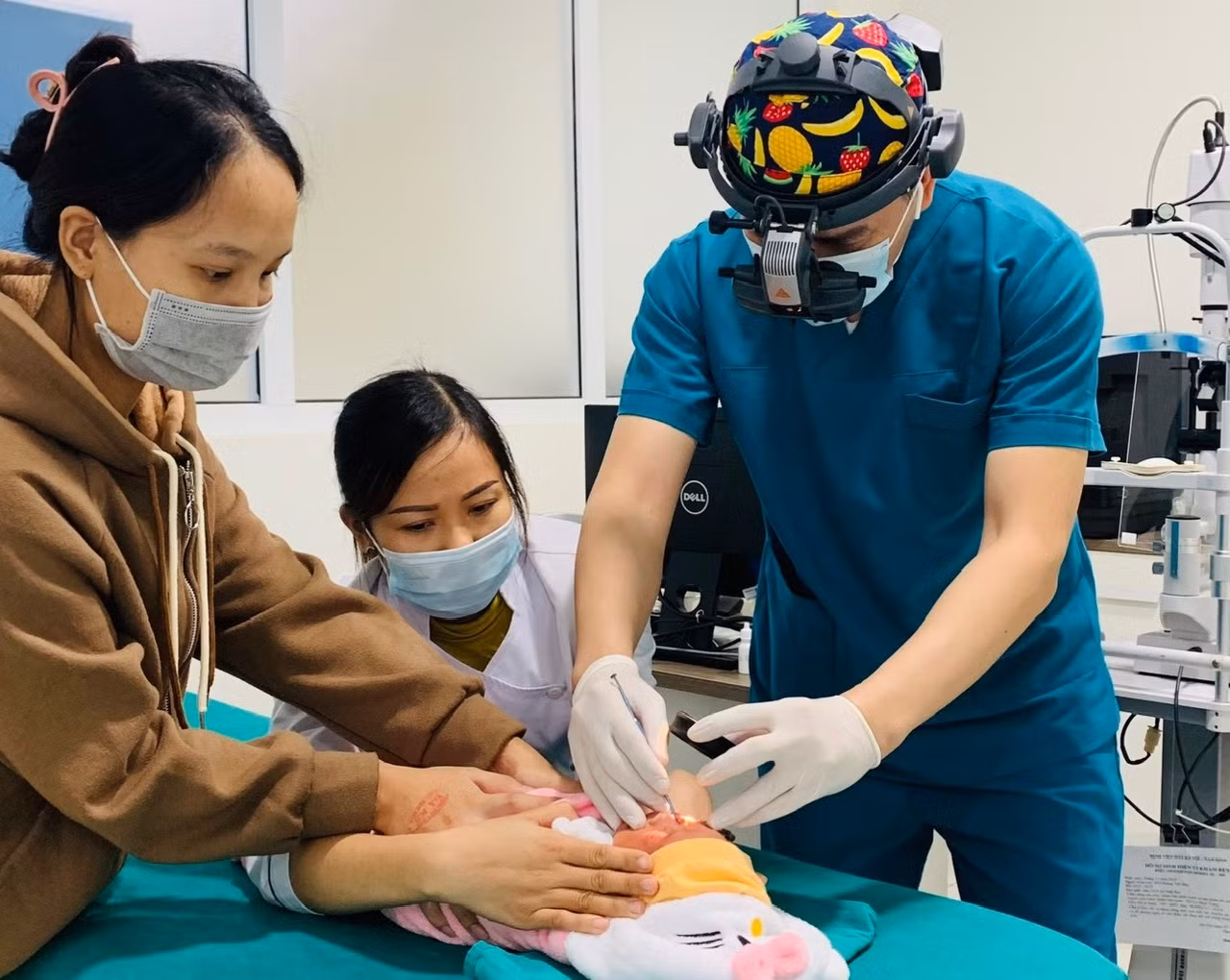 Các bác sĩ chuyên khoa mắt thăm khám và điều trị cho một bệnh nhi.