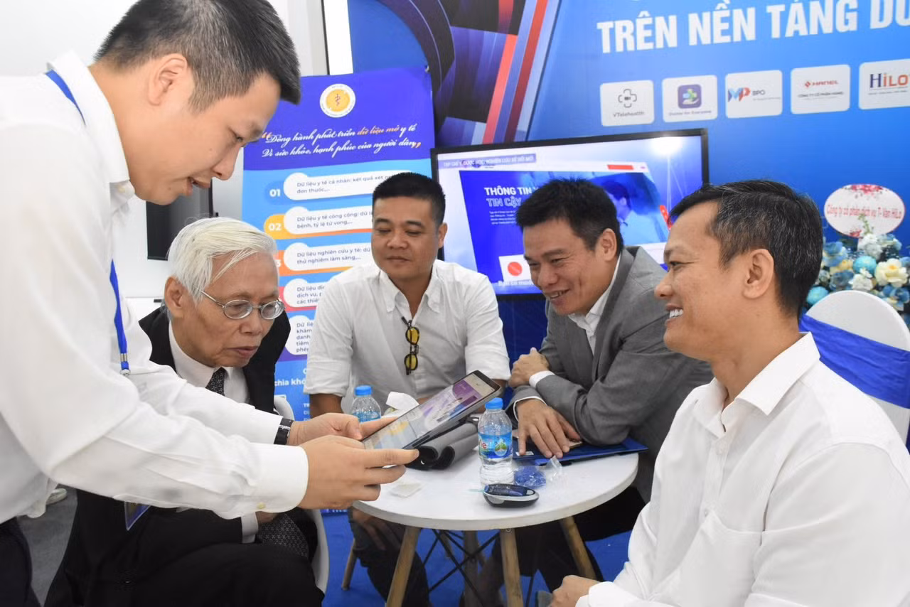 Giới thiệu các ứng dụng trong chăm sóc và bảo vệ sức khỏe người dân. Giới thiệu các ứng dụng trong chăm sóc và bảo vệ sức khỏe người dân.