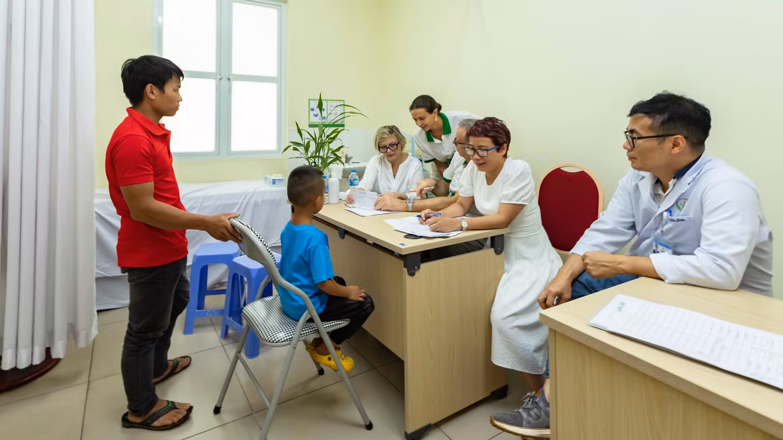 Các chuyên gia quốc tế và trong nước khám, đánh giá cho một bệnh nhi bị dị tật. Các chuyên gia quốc tế và trong nước khám, đánh giá cho một bệnh nhi bị dị tật.