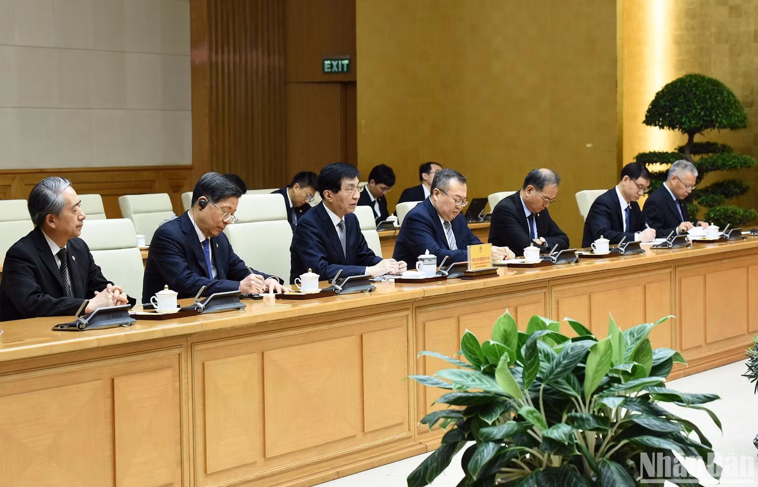 Các thành viên đi cùng với Chủ tịch Chính hiệp Toàn quốc Trung Quốc Vương Hộ Ninh cũng tham dự buổi tiếp.