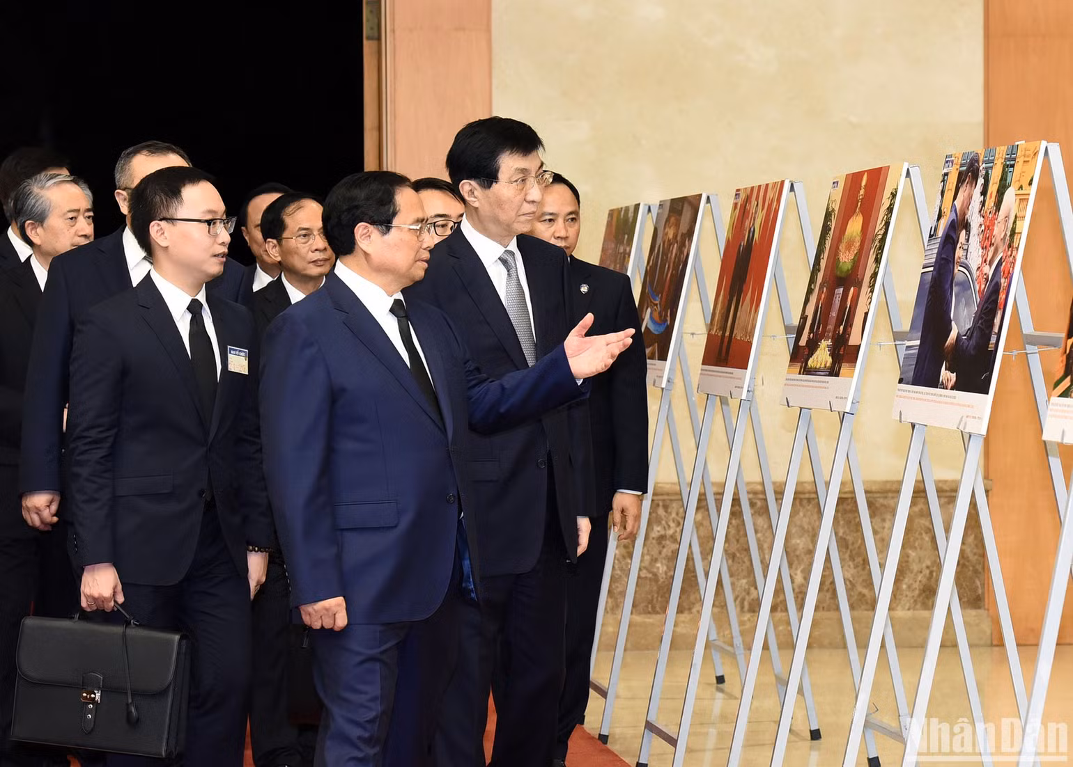Thủ tướng Phạm Minh Chính giới thiệu với Chủ tịch Chính hiệp Toàn quốc Trung Quốc Vương Hộ Ninh một số hình ảnh về hoạt động đối ngoại của Tổng Bí thư Nguyễn Phú Trọng.