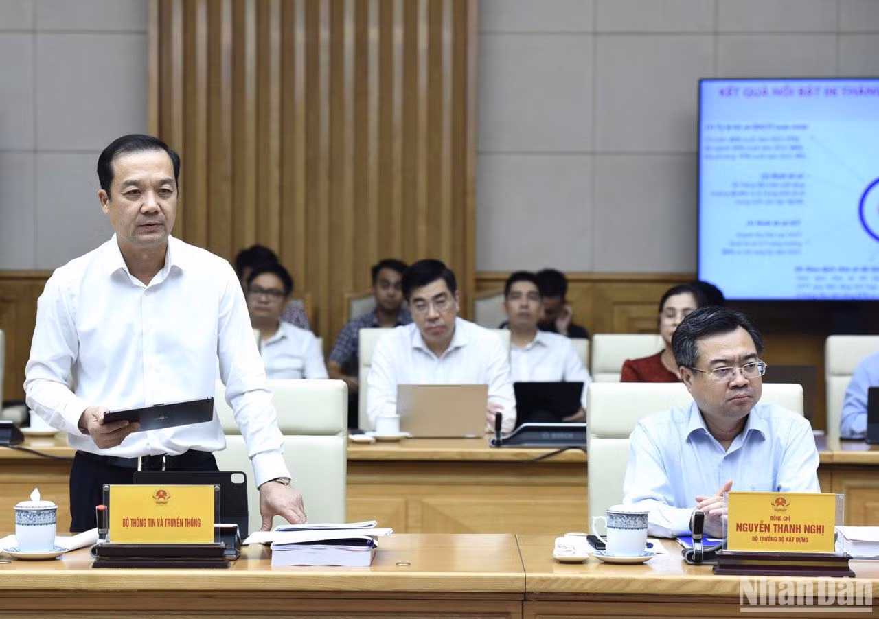 Lãnh đạo Bộ Thông tin và Truyền thông báo cáo tại phiên họp. Lãnh đạo Bộ Thông tin và Truyền thông báo cáo tại phiên họp.