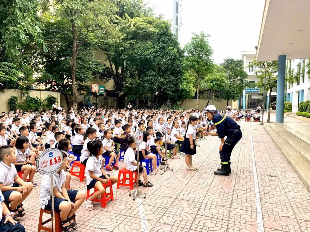 Một buổi giáo dục kỹ năng phòng chống cháy nổ và an toàn trường học tại Trường Tiểu học Lý Thường Kiệt (Hà Nội).