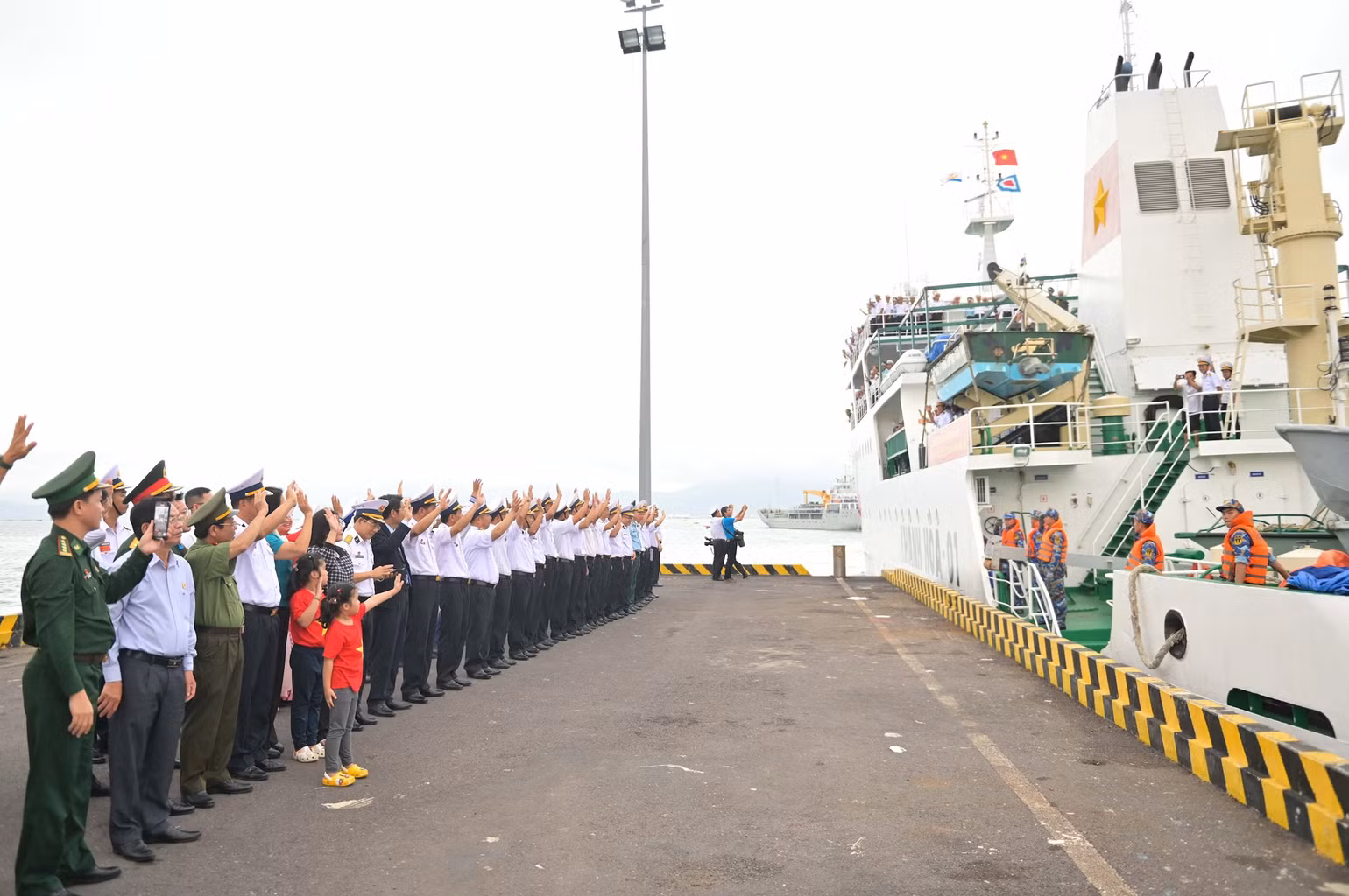 Trước giờ tàu khởi hành mang Tết từ đất liền ra với quân và dân trên các đảo thuộc Quần đảo Trường Sa. Ảnh: Đ.V.T Trước giờ tàu khởi hành mang Tết từ đất liền ra với quân và dân trên các đảo thuộc Quần đảo Trường Sa. Ảnh: Đ.V.T
