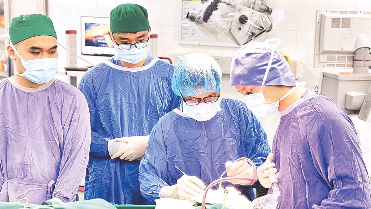 PGS,TS, bác sỹ Đồng Văn Hệ (bên phải) trong một ca phẫu thuật sọ não.