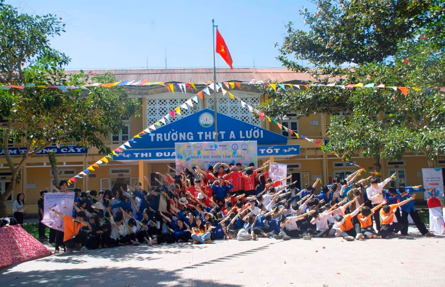 Một trong những hoạt động ngoại khóa của thầy trò Trường THPT A Lưới (Thừa Thiên Huế). Một trong những hoạt động ngoại khóa của thầy trò Trường THPT A Lưới (Thừa Thiên Huế).