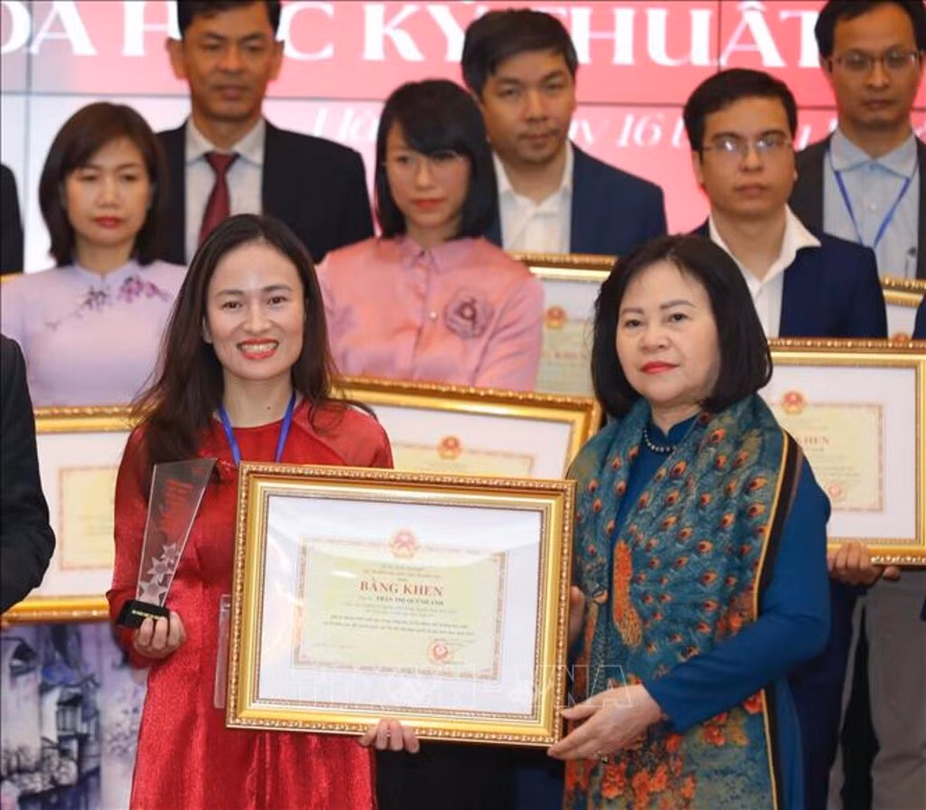 Thứ trưởng Bộ Giáo dục và Đào tạo Ngô Thị Minh trao bằng khen cho giáo viên bồi dưỡng đội tuyển đoạt giải Olympic 2023. Ảnh trong bài | Q.N Thứ trưởng Bộ Giáo dục và Đào tạo Ngô Thị Minh trao bằng khen cho giáo viên bồi dưỡng đội tuyển đoạt giải Olympic 2023. Ảnh trong bài | Q.N