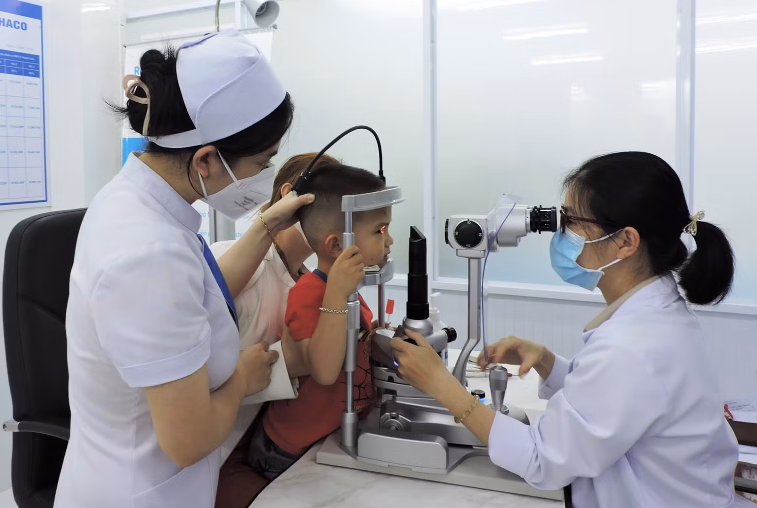 Tại Bệnh viện Mắt Kon Tum, số lượng bệnh nhân bị đau mắt đỏ đến khám, điều trị gia tăng, nhất là trẻ em. Tại Bệnh viện Mắt Kon Tum, số lượng bệnh nhân bị đau mắt đỏ đến khám, điều trị gia tăng, nhất là trẻ em.