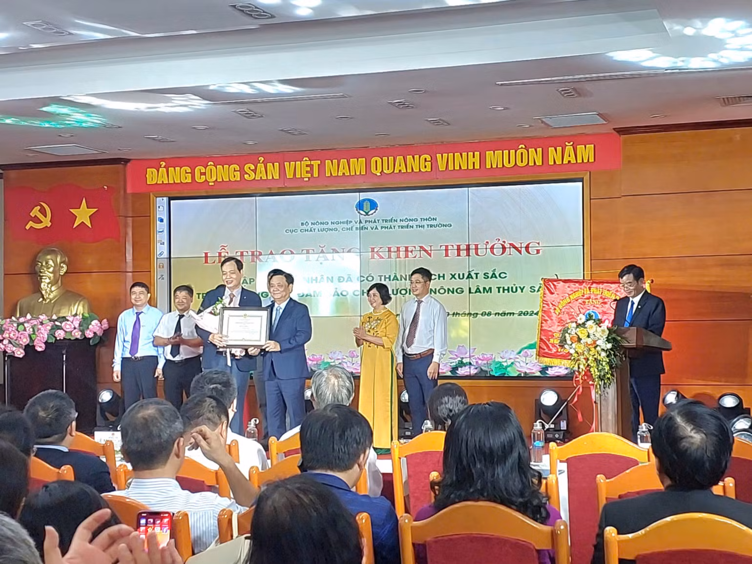 Bộ trưởng Nông nghiệp và Phát triển nông thôn Lê Minh Hoan trực tiếp trao bằng khen cho 12 tập thể và 16 cá nhân của NAFIQPM đã có thành tích xuất sắc trong công tác bảo đảm chất lượng nông, lâm, thủy sản, góp phần vào sự phát triển của ngành nông nghiệp và phát triển nông thôn. Bộ trưởng Nông nghiệp và Phát triển nông thôn Lê Minh Hoan trực tiếp trao bằng khen cho 12 tập thể và 16 cá nhân của NAFIQPM đã có thành tích xuất sắc trong công tác bảo đảm chất lượng nông, lâm, thủy sản, góp phần vào sự phát triển của ngành nông nghiệp và phát triển nông thôn.