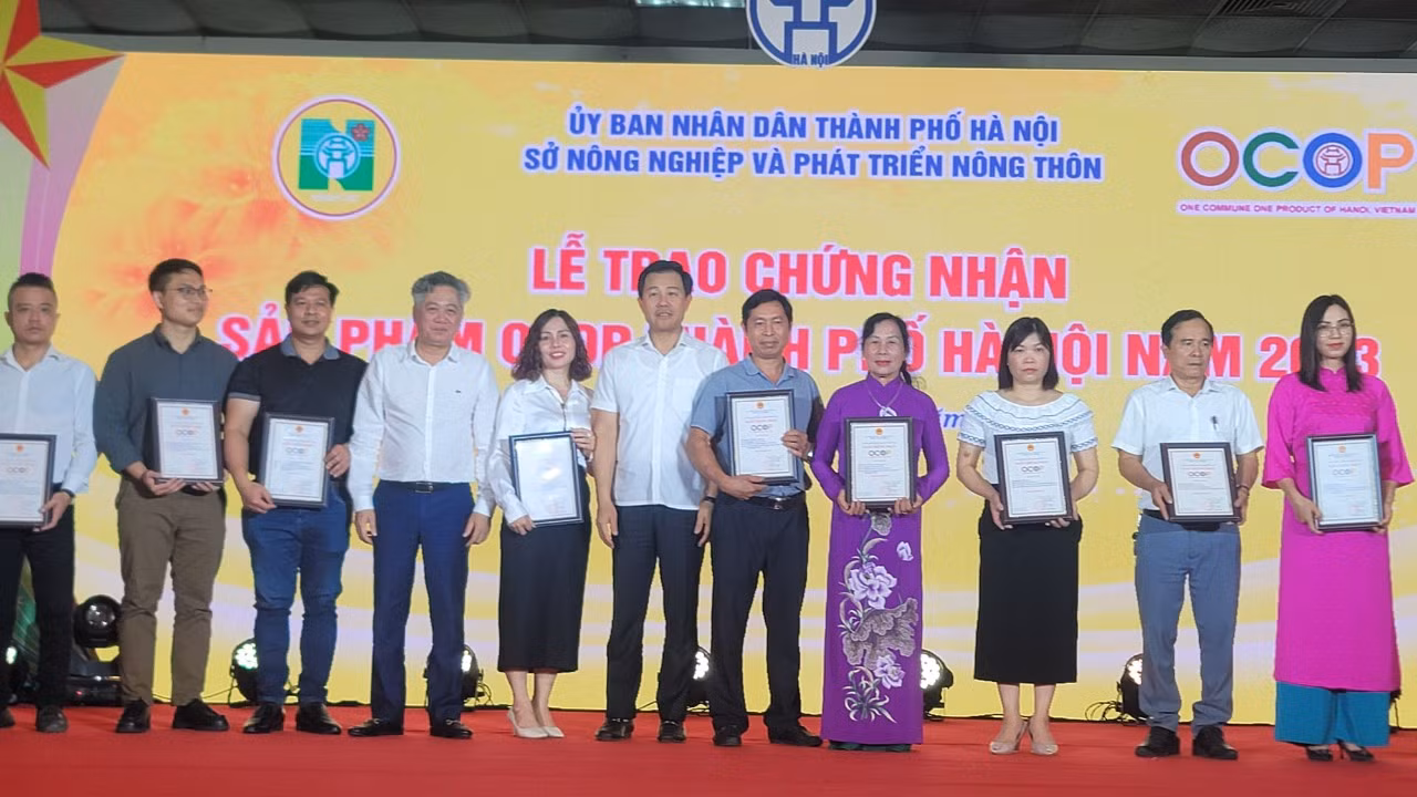 Trao chứng nhận sản phẩm OCOP 4 sao cho các chủ thể