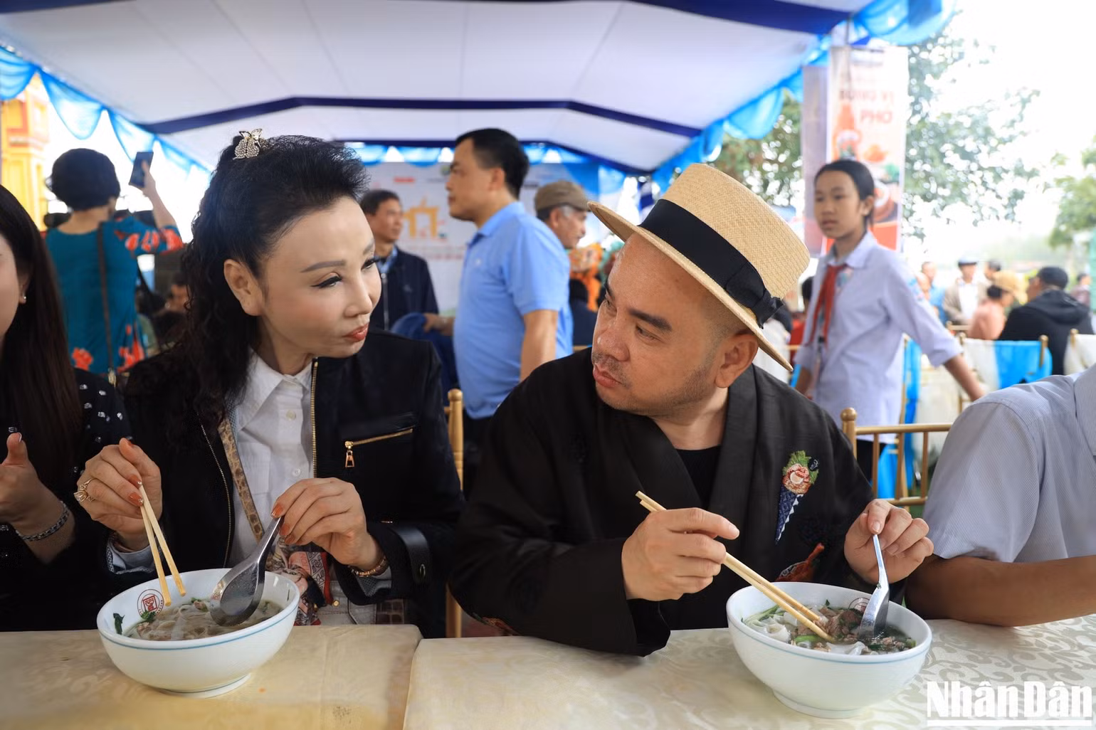 Anh Dương Quốc Nam sáng sớm đã có mặt ở Festival để thưởng thức những tô phở thơm ngon. Anh Dương Quốc Nam sáng sớm đã có mặt ở Festival để thưởng thức những tô phở thơm ngon.