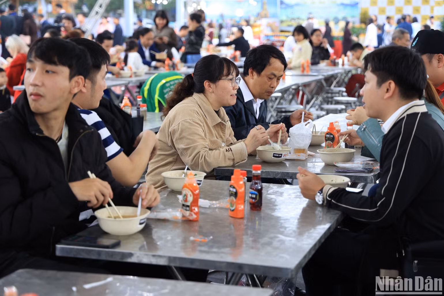 Người Nam Định có văn hóa ăn phở rất riêng, thưởng thức đầy đủ nhất hương vị của từng bát phở. Người Nam Định có văn hóa ăn phở rất riêng, thưởng thức đầy đủ nhất hương vị của từng bát phở.