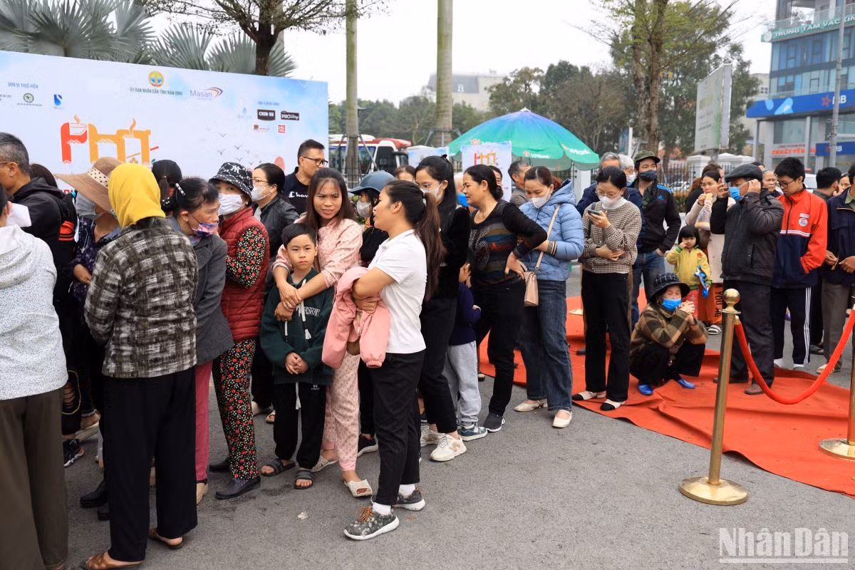 Người dân xếp hàng chờ đến lượt mua phở. Người dân xếp hàng chờ đến lượt mua phở.