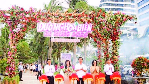 Các đại biểu cắt băng khai trương Đường hoa biển. (Ảnh HẢI NA)